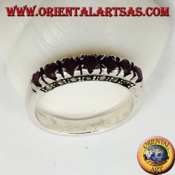 Bague en argent avec une rangée de rubis ronds