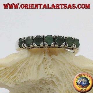 Bague en argent avec une rangée d'émeraudes rondes sertie de marcassite