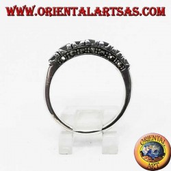 Band silberner Ring mit einer Reihe runder Smaragde und Markasit
