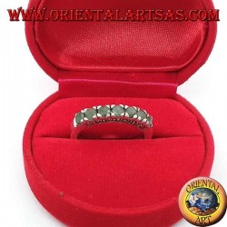 Band silberner Ring mit einer Reihe runder Smaragde und Markasit