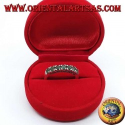 Anillo de plata con una hilera de esmeraldas redondas y marcasita.
