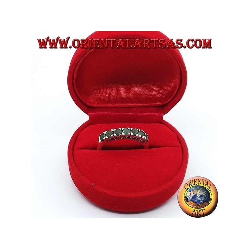 Anello in argento a fascia con una fila di smeraldi tondi incastonati e marcasite
