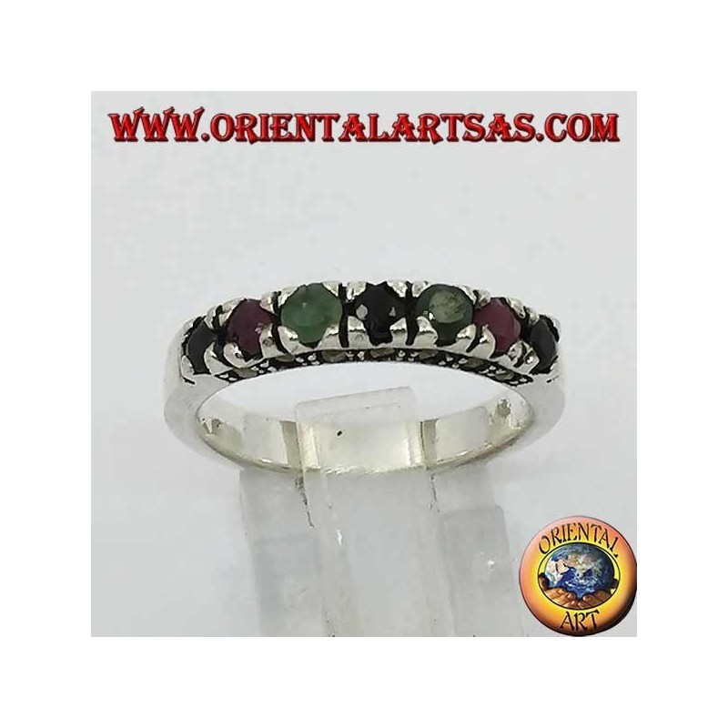Bague en argent avec une rangée de rubis, d'émeraudes et de saphirs ronds sertis de marcassite