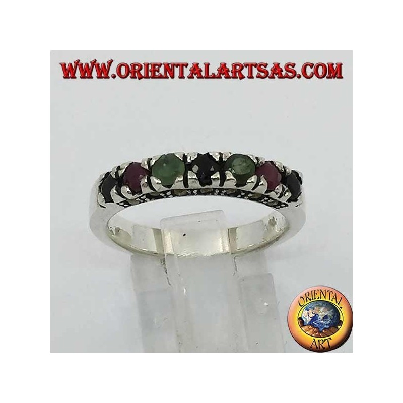 Anillo de plata con una hilera de rubíes, esmeraldas, zafiros redondos y marcasita.