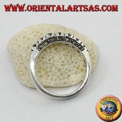 Anillo de plata con una hilera de rubíes, esmeraldas, zafiros redondos y marcasita.