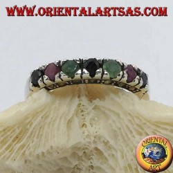 Anillo de plata con una hilera de rubíes, esmeraldas, zafiros redondos y marcasita.