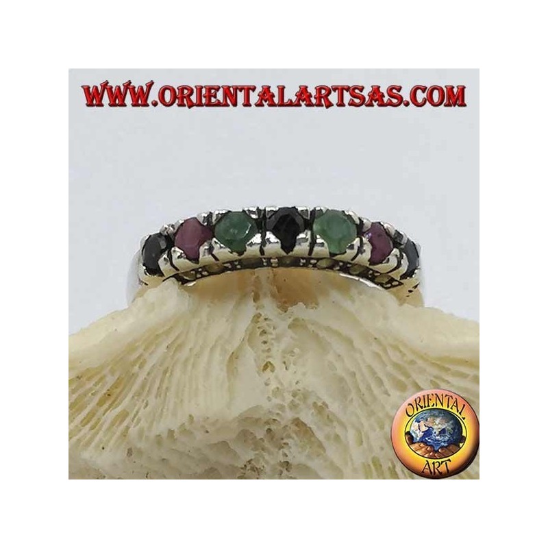 Bague en argent avec une rangée de rubis, d'émeraudes et de saphirs ronds sertis de marcassite