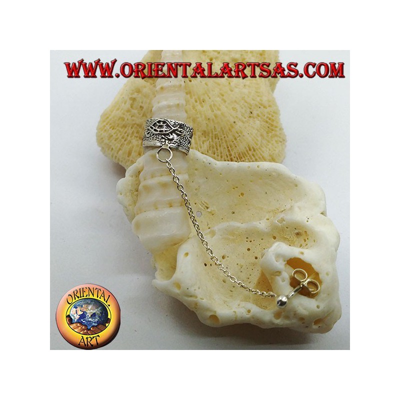 Pendiente de plata con cadena, punteado con tortugas en relieve.