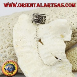 Pendiente de plata con cadena, rosas en alto relieve.