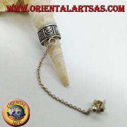 Arete de plata con cadena, serpentina y puntos en relieve.