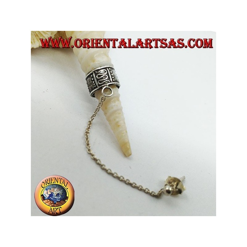 Arete de plata con cadena, serpentina y puntos en relieve.