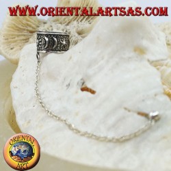 Arete de plata con cadena, lunas y estrellas en alto relieve.