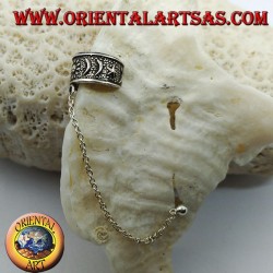 Arete de plata con cadena, lunas y estrellas en alto relieve.