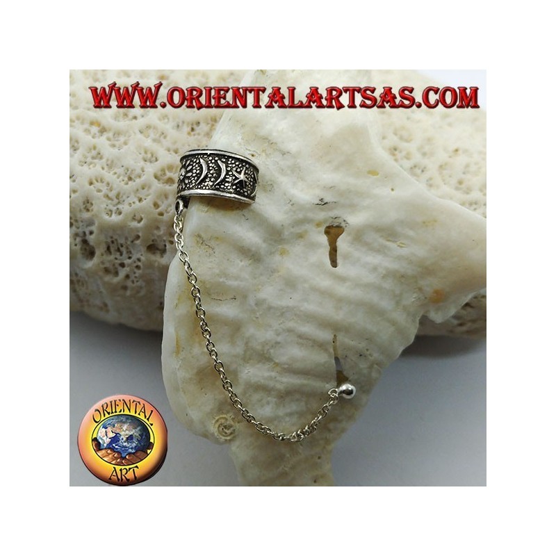 Arete de plata con cadena, lunas y estrellas en alto relieve.