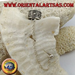 Arete de plata con cadena, lunas y estrellas en alto relieve.