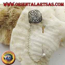 Silberner Ohrstulpenohrring mit Kette, Gänseblümchen mit hochreliefiertem Stiel
