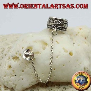 Orecchino Ear Cuff in argento con catenella, festone con fiori in altorilievo