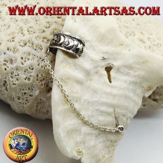 Arete de plata con cadena, lunas y flores en alto relieve.