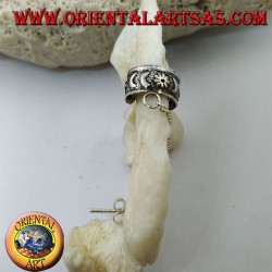 Arete de plata con cadena, lunas y flores en alto relieve.