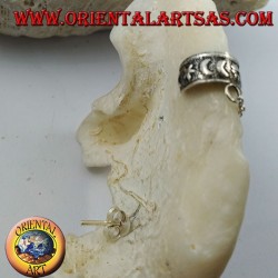 Arete de plata con cadena, lunas y flores en alto relieve.