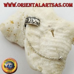 Arete de plata con cadena, lunas y flores en alto relieve.
