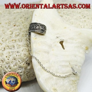 Orecchino Ear Cuff in argento con catenella, fiori in altorilievo