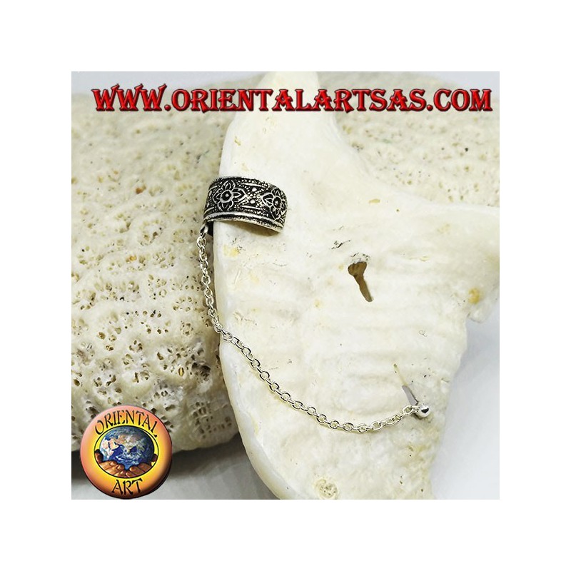 Arete de plata con cadena, lunas y flores en alto relieve.