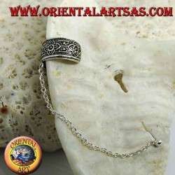 Pendiente de plata con cadena, flores en alto relieve.