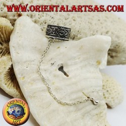 Arete de plata con cadena, lunas y flores en alto relieve.