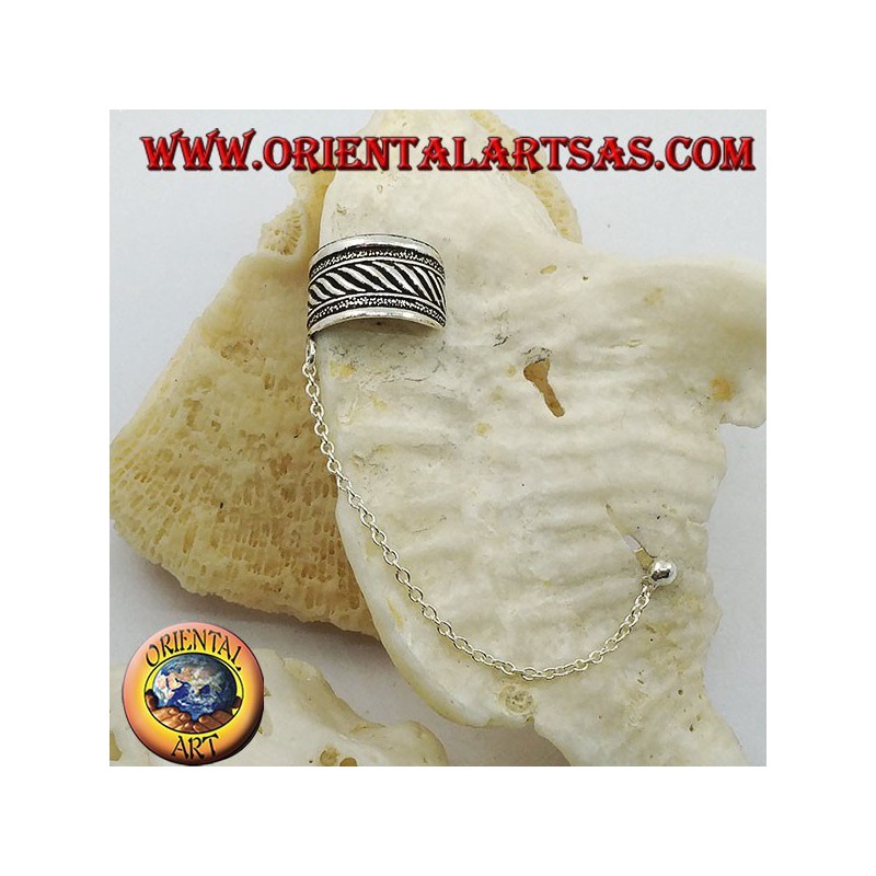Orecchino Ear Cuff in argento con catenella, fascia con rigature in altorilievo