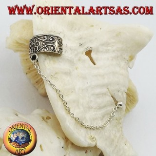 Orecchino Ear Cuff in argento con catenella, fiore con decorazioni in altorilievo