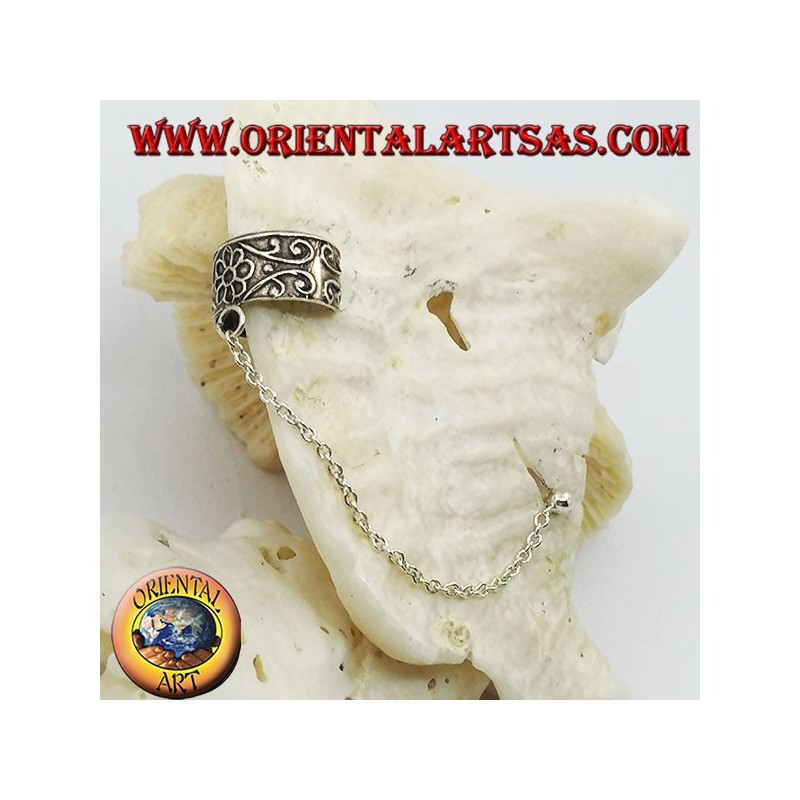 Pendiente de plata con cadena, flor con decoraciones en alto relieve.