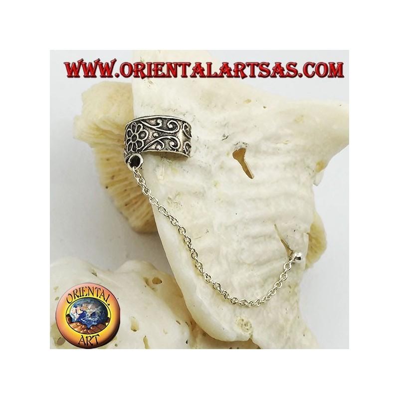 Pendiente de plata con cadena, flor con decoraciones en alto relieve.