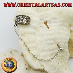 Pendiente de plata con cadena, flor con decoraciones en alto relieve.