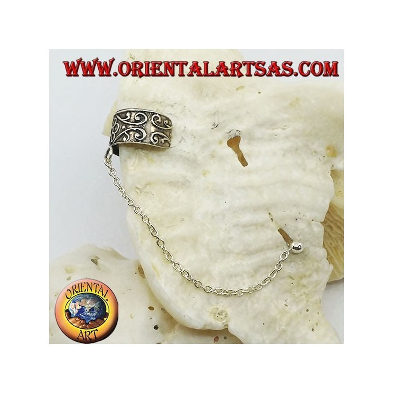 Orecchino Ear Cuff in argento con catenella, fiore con decorazioni in altorilievo