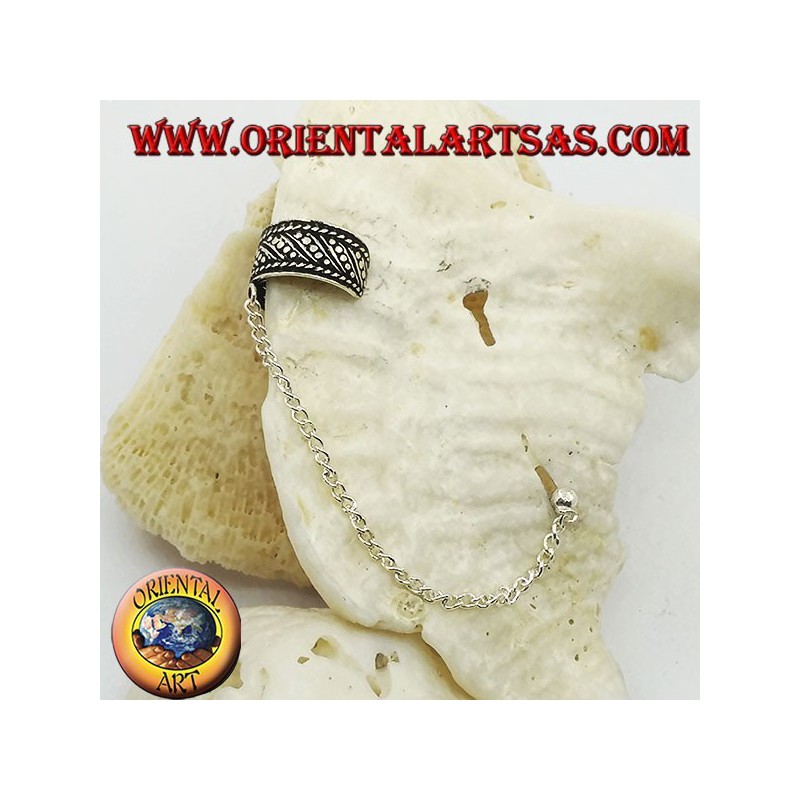 Arete de plata con cadena, líneas oblicuas y puntos de alto relieve.