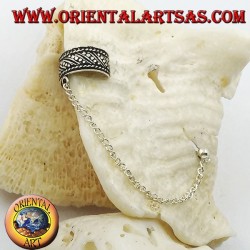 Boucle d'oreille en argent avec chaîne, lignes obliques et pois en relief