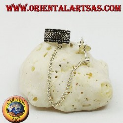 Arete de plata con cadena, líneas oblicuas y puntos de alto relieve.