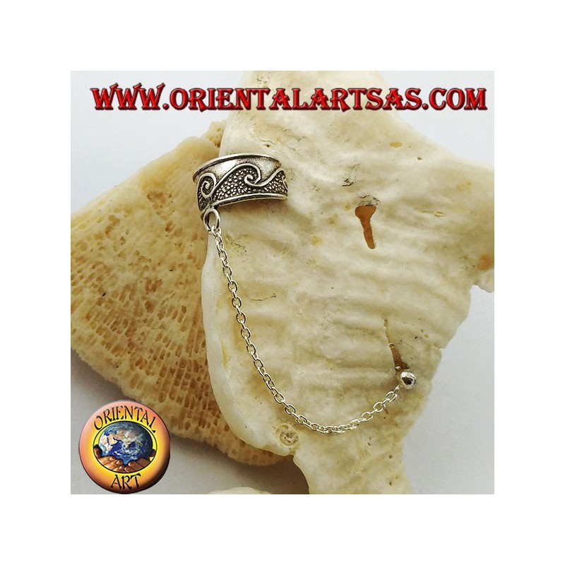 Silberner Ohrstulpenohrring mit Kette, gewelltes Design im Hochrelief