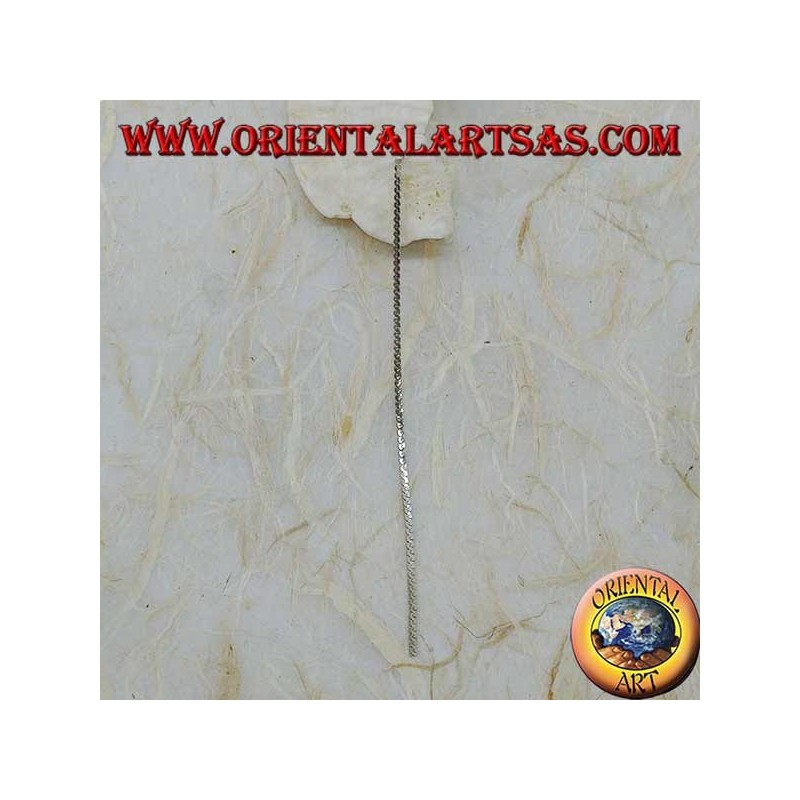 Pendientes de mariposa de plata con una cadena plana de 10 cm de espesor.