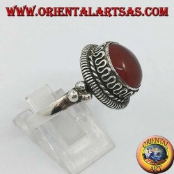 Серебряное кольцо с поднятым круглым сердоликом и полосами и сплошным серпантином по бокам