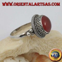 Серебряное кольцо с поднятым круглым сердоликом и полосами и сплошным серпантином по бокам