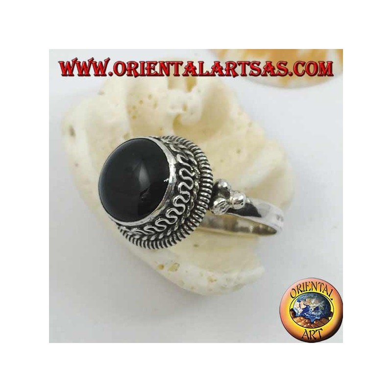 Anello in argento con onice tonda rialzata e righe e serpentina continua sui lati