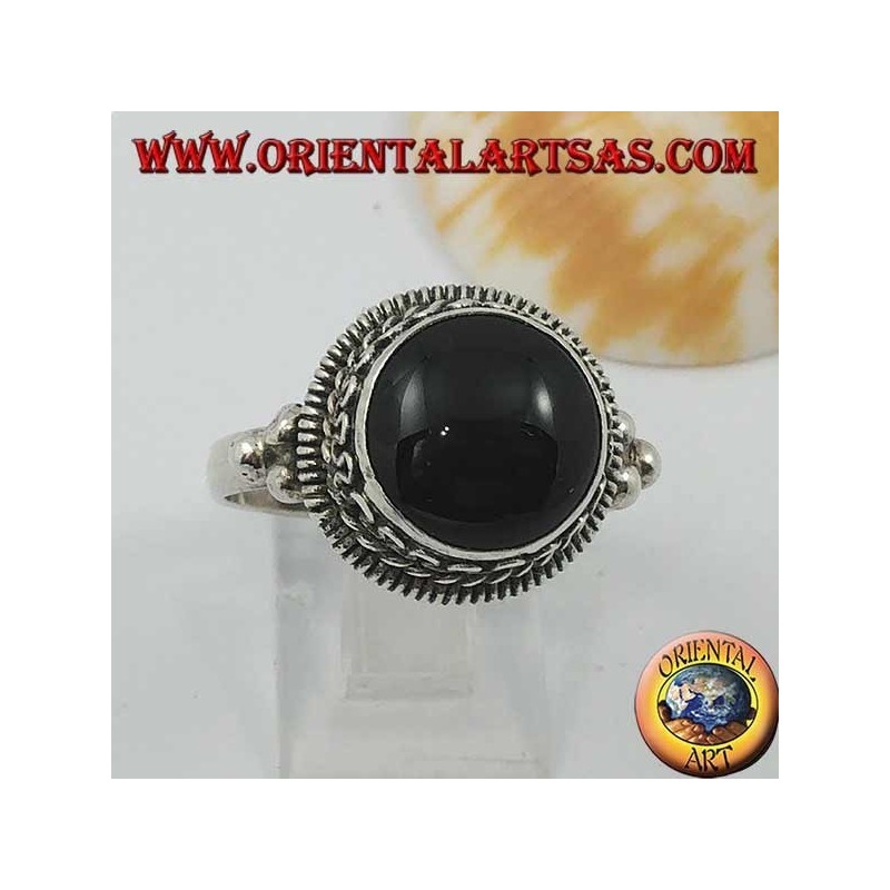Anillo de plata con ónix redondo redondo y rayas y serpentina continua en los lados.