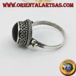 Bague en argent avec onyx et rayures rondes en relief et serpentine continue sur les côtés