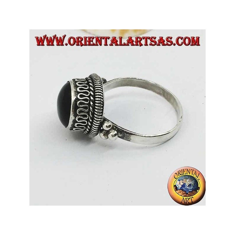 Anello in argento con onice tonda rialzata e righe e serpentina continua sui lati