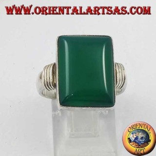 Anillo de plata con ágata rectangular y tres filas a los lados.