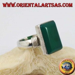 Anillo de plata con ágata rectangular y tres filas a los lados.