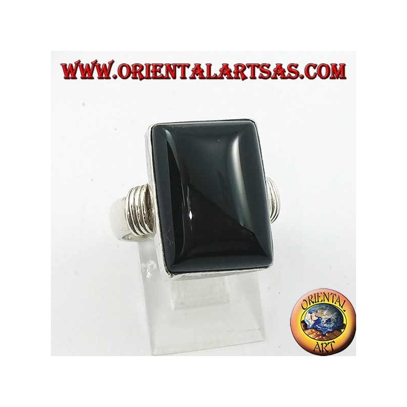 Anillo de plata con ónix rectangular y tres filas a los lados.