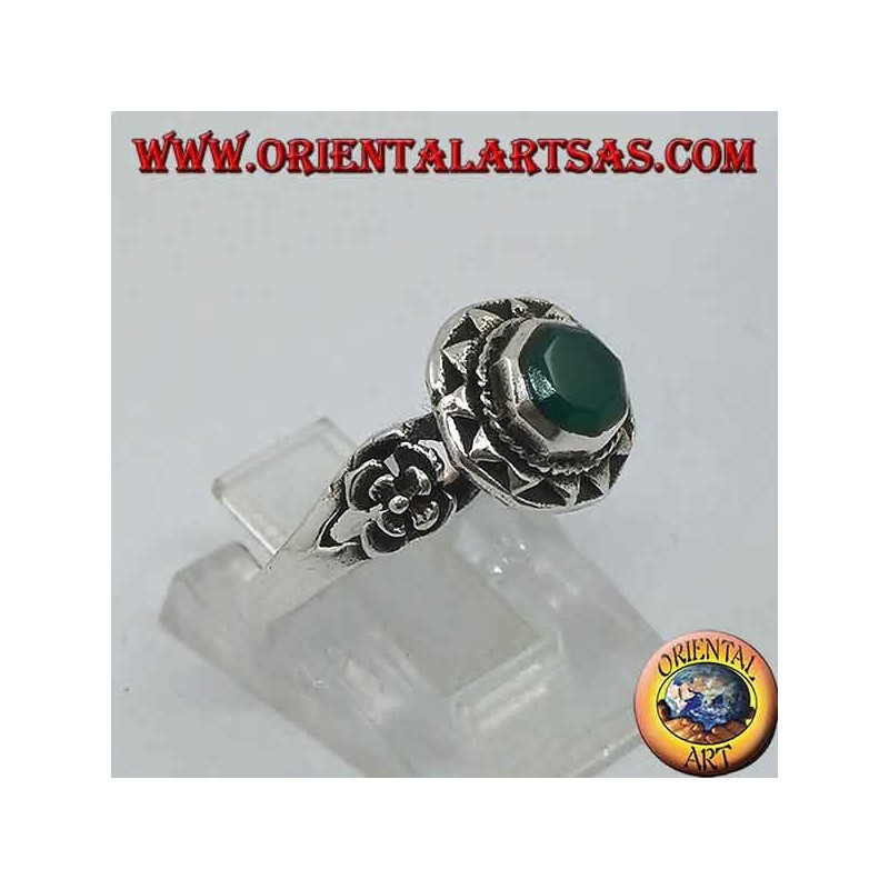 Anillo de plata con ágata verde octogonal rodeada de triángulos y rosa en los lados.
